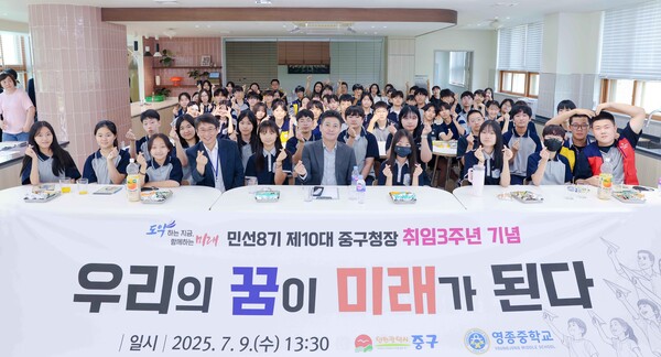▲ 김정헌 구청장 영종역사특강 단체 기념촬영 모습.