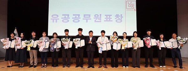 ▲ 유공 공무원 표창 수여식 기념촬영 모습.