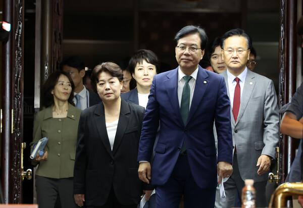 ▲ 국민의힘 송언석 비상대책위원장과 윤희숙 혁신위원장이 9일 서울 여의도 국회에서 열린 긴급의원총회에 참석하고 있다. /뉴시스