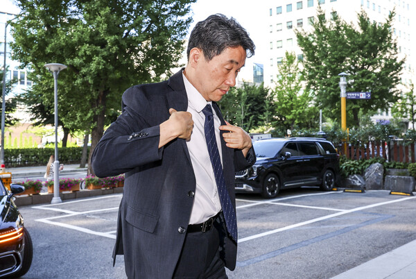▲ 이주호 사회부총리 겸 교육부 장관이 10일 오전 서울 영등포구 한국교육시설안전원으로 들어서고 있다. /뉴시스