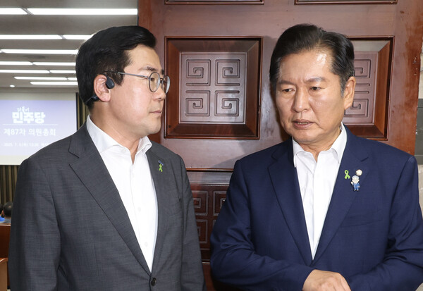 ▲ 더불어민주당 당대표 출마를 선언한 정청래, 박찬대(왼쪽) 의원이 3일 오후 서울 여의도 국회에서 열린 비공개 의원총회에서 대화를 하고 있다. /뉴시스