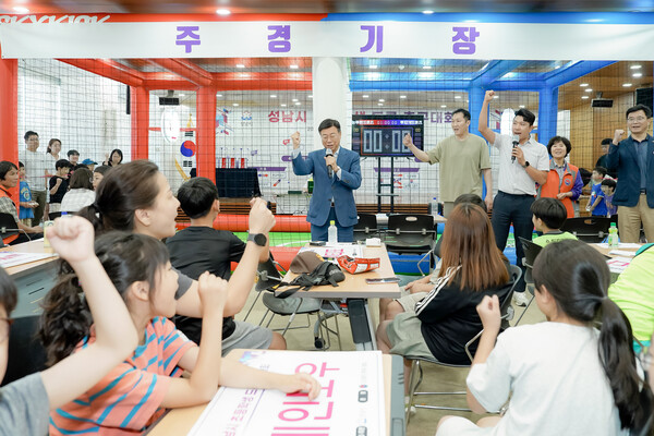 ▲ 신상진 성남시장이 '2025 성남시 초등학생 드론 축구대회'에 참석해 인사말을 전하고 있다.