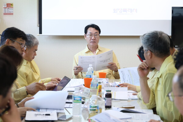 ▲ 정명근 화성특례시장이 전 부서 협업과 현장점검 강화를 폭염 대응을 강조하고 있다.