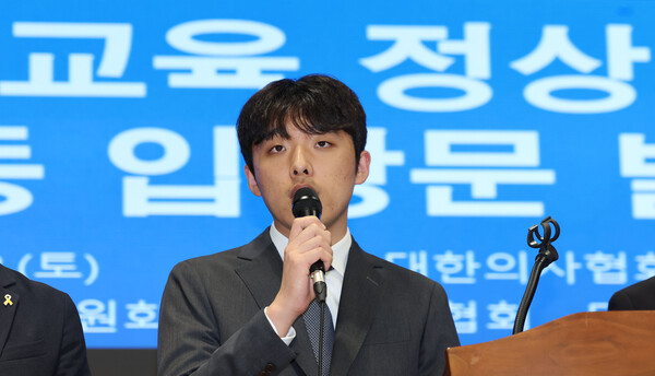 ▲ 이선우 대한의과대학-의학전문대학원학생회 비상대책위원장이 12일 오후 서울 용산구 대한의사협회에서 의과대학 교육 정상화를 위한 공동 입장 발표를 한 뒤 취재진 질의에 답하고 있다. /뉴시스