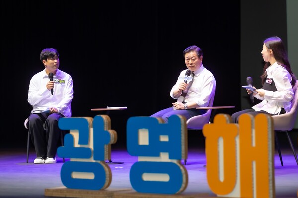▲ 박승원 광명시장(가운데)이 '공감콘서트'에서 시민들과 소통하고 있다.