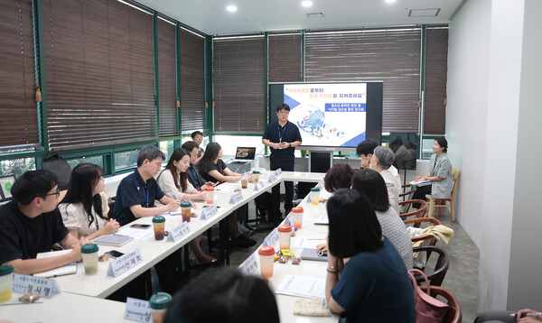 ▲ 시흥시의회 의원 연구단체 '청소년 온라인 안전 및 디지털 감수성 증진 연구회' 전문가 초청 강연 진행 모습.