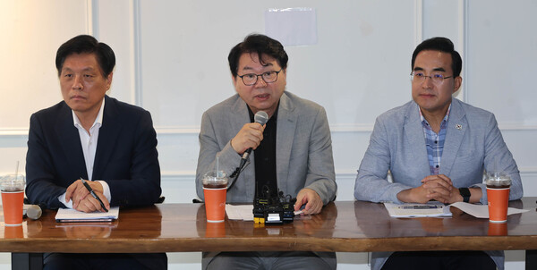 ▲ 이한주 국정기획위원장이 13일 서울 종로구 자하문로 한 카페에서 열린 출입기자 간담회에서 발언하고 있다. /뉴시스