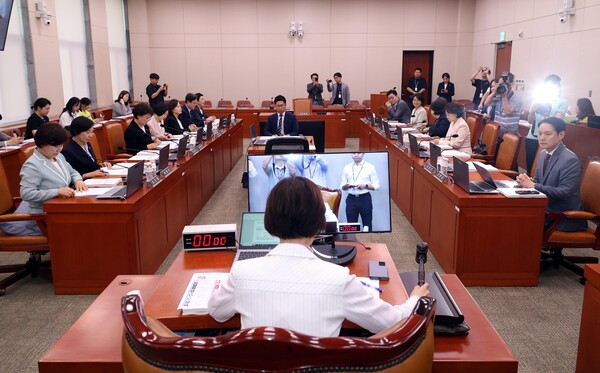 ▲ 이인선 국회 여성가족위원회 위원장이 여성가족위원회 전체회의에서 여성가족부장관 강선우 인사청문회 실시계획서 안건을 상정하고 있다. /뉴시스