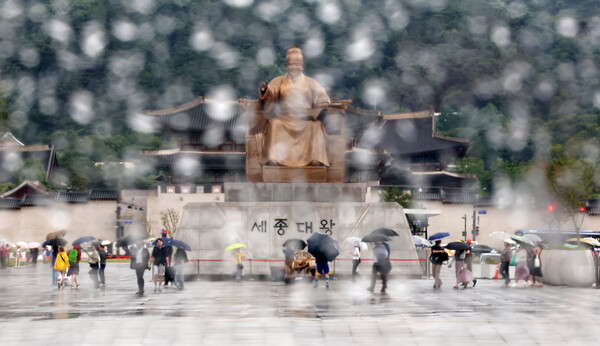 ▲ 장마가 시작된 지난 6월 20일 오전 서울 광화문광장에서 시민들이 우산을 쓰고 이동하고 있다. /뉴시스