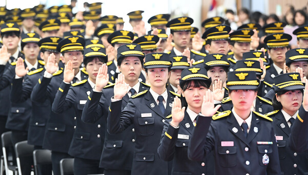 ▲ 2023년 12월 경기도 용인시 남사면 경기도소방학교에서 열린 제77기 신임 소방공무원 임용식에서 소방대원들이 선서를 하고 있다. /뉴시스