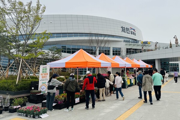 ▲ 용인특례시 처인휴게소 로컬푸드 직거래 장터 운영 모습.