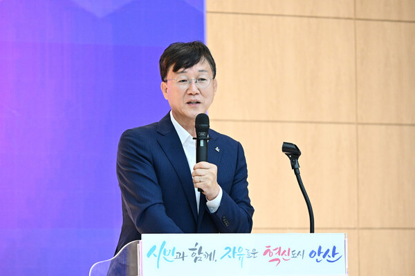 ▲ 이민근 안산시장이 한양대학교 ERICA 영재교육센터 입학설명회에서 인사말을 하고 있다.