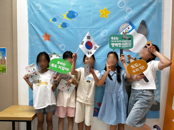 ▲ 찾아가는 독도 디지털체험관 방문자들 기념촬영 모습.