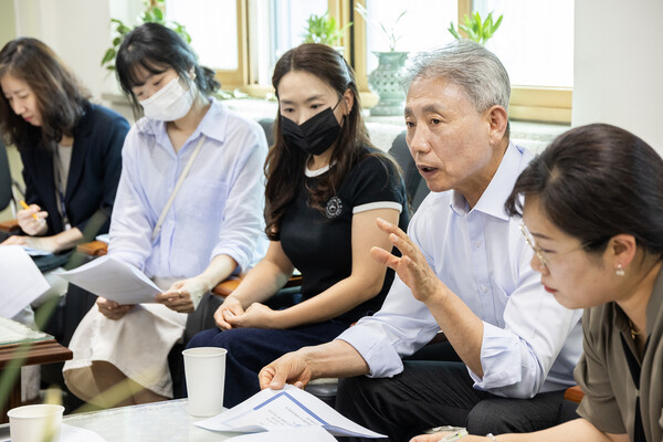 ▲ 중학교 현장 방문해 학부모 목소리 청취하는 윤환 계양구청장.