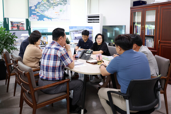 ▲ 시흥시의회 이봉관 의원과 (주)캠핑의 추억 대표 및 관계자들 간담회 진행 모습.
