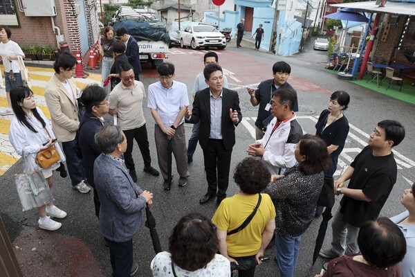 ▲ 행복마을 가꿈사업 현장 방문한 김정헌 중구청장.