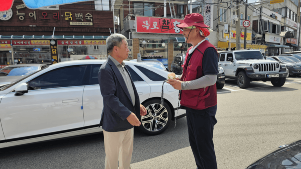▲ 폭염 속 현장 근무자 격려 모습.
