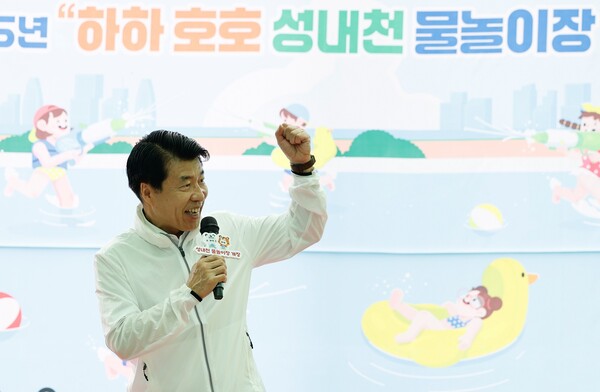 ▲ 성내천 물놀이장 개장식에서 서강석 송파구청장이 인사말을 하고 있다.