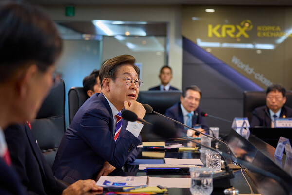 ▲ 이재명 대통령이 지난 11일 서울 영등포구 한국거래소 통합관제센터를 방문해 증시시황 및 시장감시 체계 브리핑을 듣고 있다. /뉴시스