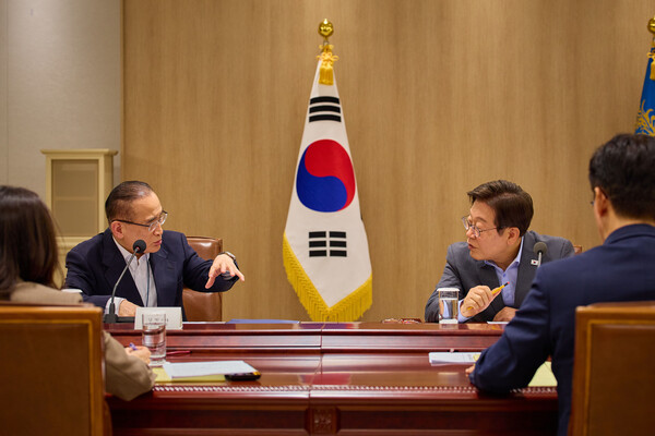 ▲ 이재명 대통령이 10일 서울 용산 대통령실에서 열린 국가안전보장회의(NSC) 전체회의에서 위성락 국가안보실장과 대화하고 있다. /뉴시스