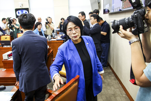 ▲ 과기부 장관 인청회 산회 선포 후 자리 떠나는 최민희 위원장. /뉴시스