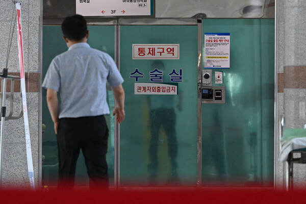 ▲ 14일 오전 광주 동구 조선대병원 수술실 주변 접근이 통제되고 있다. 조선대병원 수술실에서는 이날 오전 8시12분께 전기적 요인으로 추정되는 불이 났다가 10분 만에 자체진화됐다. /뉴시스