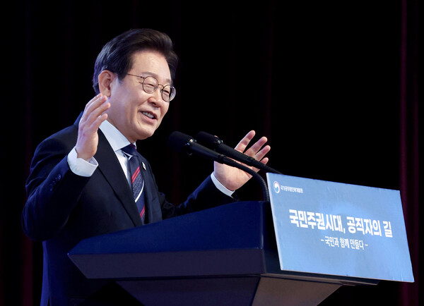 ▲ 이재명 대통령이 14일 충북 진천 국가공무원인재개발원에서 5급 신임관리자과정 교육생에게 특강을 하고 있다. /뉴시스