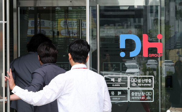 ▲ 김건희 여사 관련 의혹을 수사하는 민중기 특별검사팀이 양평고속도로 사업 당시 용역을 맡았던 동해종합기술공사 압수수색에 나선 가운데 14일 서울 강동구 동해종합기술공사 고덕 신사옥에 직원이 들어가고 있다. /뉴시스