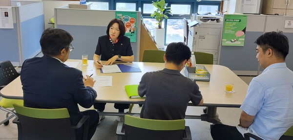 ▲ 이혜원 의원, 도시주택실 조직개편 관련 업무보고 받는 모습.