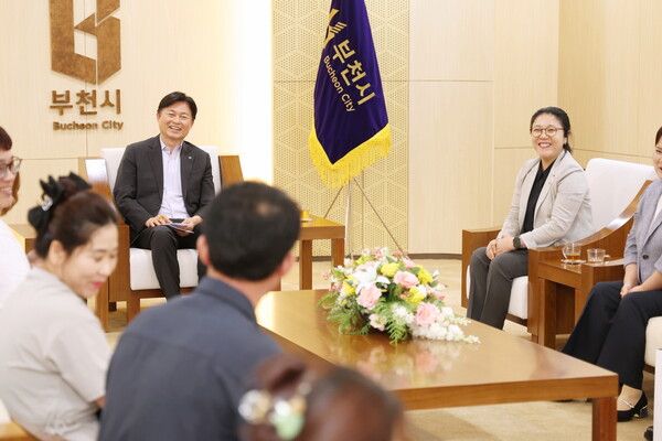 ▲ 조용익 부천시장이 북한이탈주민의 의견을 경청하고 있다.