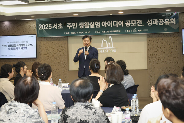 ▲ 2025 서초 ‘주민 생활실험 아이디어 공모전’에서 이야기를 나누고 있는 전성수 서초구청장.
