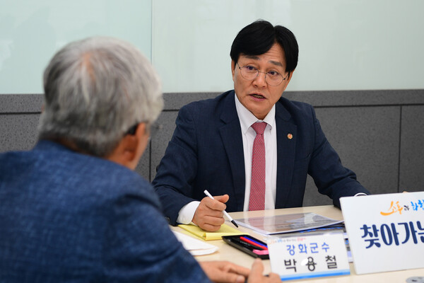 ▲ 박용철 강화군수, 삼산면 찾아가는 이동 군수실 운영 모습.