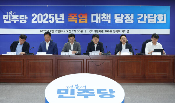 ▲ 진성준 더불어민주당 정책위의장이 15일 서울 여의도 국회 의원회관에서 열린 2025년 폭염 대책 당정 간담회에서 발언하고 있다. /뉴시스