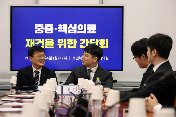 ▲ 박주민 국회 보건복지위원장과 한성존 대한전공의협의회 비상대책위원장 등 참석자들이 14일 서울 여의도 국회에서 열린 중증-핵심의료 재건을 위한 간담회에서 시작 전 대화를 나누고 있다. /뉴시스