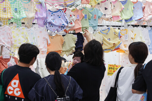 ▲ 지난 6월 19일 서울 강서구 코엑스 마곡에서 열린 맘스홀릭 베이비페어 마곡에서 관람객들이 육아용품을 살펴보고 있다. /뉴시스