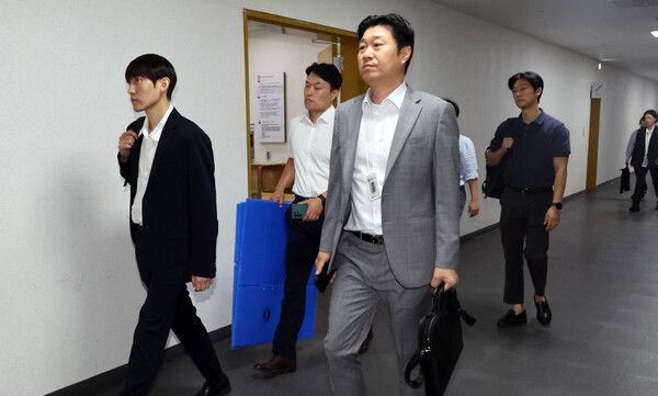▲ 김건희 특검팀이 14일 오전 '양평고속도로 특혜 의혹' 관련 세종시 정부세종청사 국토교통부 도로정책과 등을 압수수색하기 위해 이동하고 있다. /뉴시스