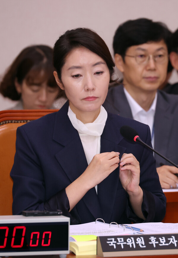 ▲ 강선우 여성가족부 장관 후보자가 14일 서울 여의도 국회에서 열린 여성가족위원회의 인사청문회에서 국회의원 배지를 떼고 있다. /뉴시스