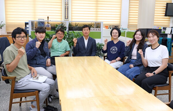 ▲ 15일 경주시 건축허가과 한상식 과장(가운데)과 직원들이 농지보전부담금 환급 성과를 기념하며 사무실에서 파이팅을 외치고 있다.