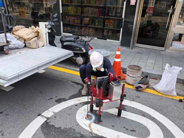 ▲ 공동규모 확인을 위한 내시경 촬영 모습.