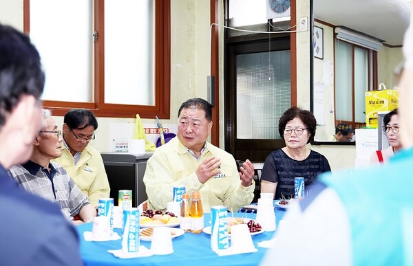 ▲ 김경일 파주시장이 관내 무더위심터를 방문해 운영 실태를 점검하고 있다.