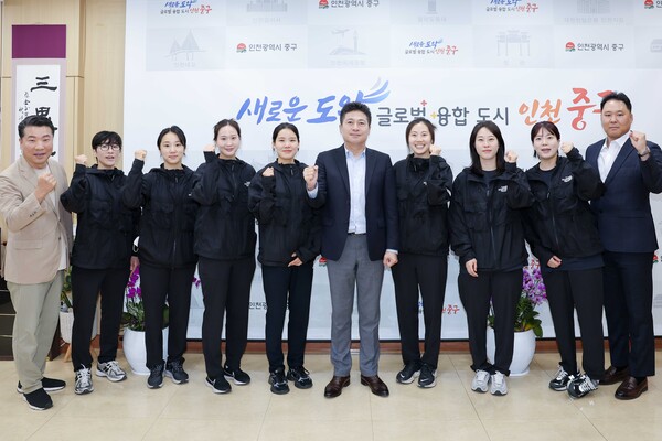 ▲ 김정헌 구청장과 중구청 펜싱팀 기념촬영.
