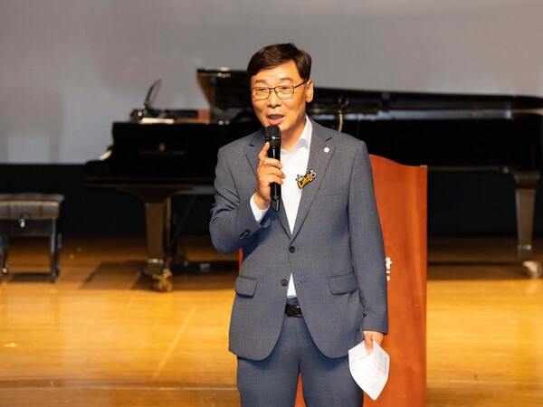 ▲ 부천시의회 김병전 의장이 보육교직원의 밤 행사에 참석해 인사말을 하고 있다.