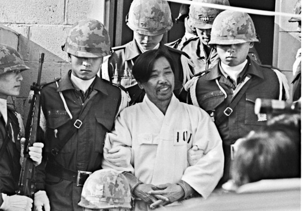 ▲ 박정희 대통령 시해사건 관련자 김재규(전 중앙정보부장) 피고인이 육군본부 계엄 보통군법회의(재판장 김영선 중장)에서 선고공판을 받기 위해 포승에 묶여 걸어오며 웃고 있다. 이날 김재규, 김계원, 박선호, 박흥주, 이기주, 유성옥, 김태원 등 7명은 내란목적살인죄가 적용돼 사형을 선고 받았다. (1979년 12월20일, 권주훈) /뉴시스