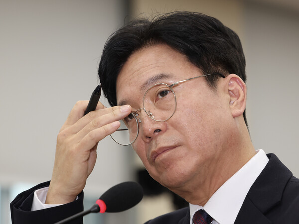 ▲ 김영훈 고용노동부 장관 후보자가 16일 오전 서울 여의도 국회 환경노동위원회에서 열린 인사청문회에서 안경을 만지고 있다. /뉴시스