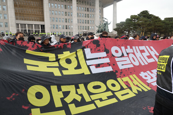 ▲ 민주노총 공공운수노조 화물연대본부 조합원들이 지난해 11월 26일 오후 서울 여의도 국회 본청 앞 계단에서 ‘안전운임제 입법’을 촉구하며 기습시위를 하고 있다.화물연대는 안전운임제 항구적 재도입, 공정한 안전운임위원회 구성 및 운영을 위한 대표위원 간 동수 보장, 안전운임의 구체적 현장 적용과 안전한 노동환경을 위한 부대조항의 법 근거 마련을 요구했다. /뉴시스