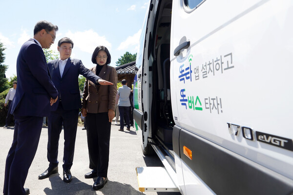 ▲ 똑버스 개통식에서 차량 확인하는 방세환 시장.