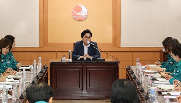 ▲ 박일하 동작구청장이 지난 9일 때 이른 폭염과 집중호우 등에 대비하기 위해 긴급비상대책회의를 주재하고 있다.