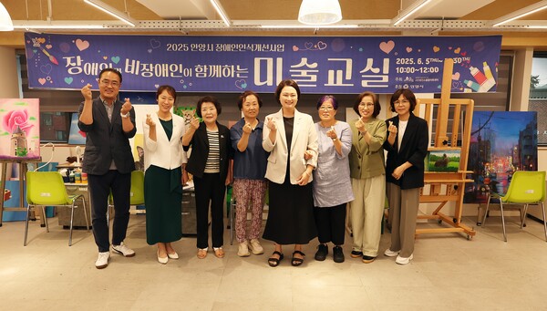 ▲ 안양시의회 보사환경위원회, 현장 방문 기념촬영.