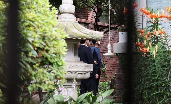 ▲ 김건희 여사 관련 의혹을 수사하는 민중기 특검팀이 지난 15일 오전 서울 강남구 역삼동에 위치한 건진법사 전성배 씨 법당에 대한 압수수색을 진행 중인 가운데 특검팀 관계자들이 분주하게 움직이고 있다. /뉴시스