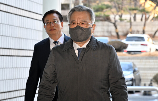 ▲ 대장동 개발 관련 민간사업자들로부터 청탁 대가 금품을 받은 혐의로 재판에 넘겨진 박영수 전 특별검사가 지난 2월 서울 서초구 서울중앙지방법원에서 열린 1심 선고 재판에 출석하고 있다. /뉴시스